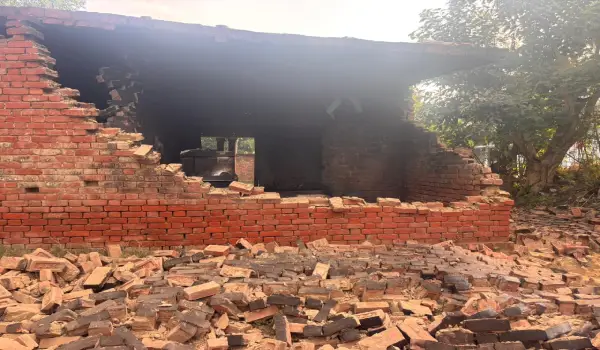 अंबेडकरनगर में गैस सिलेंडर फटने से तीन लोग झुलसे, तेज धमाके से मकान की दीवार भी गिरी