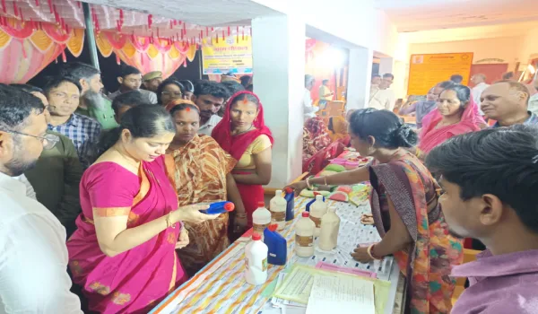 अम्बेडकरनगर में डीएम ईशा प्रिया की रात्रिकालीन चौपाल, कई जनशिकायतों का मौके पर हुआ निस्तारण
