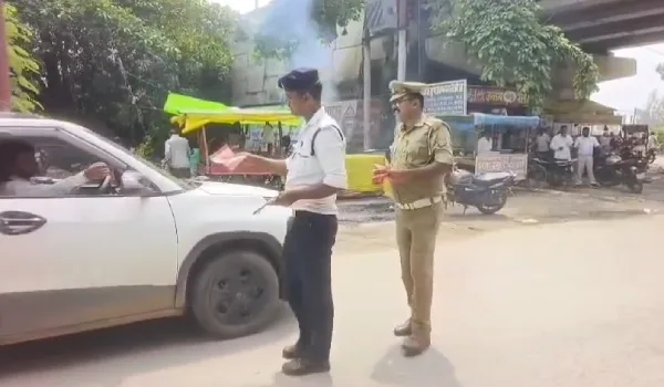 सिर्फ एक गलती पड़ सकती है भारी! अम्बेडकरनगर में सड़क पर उतरे यातायात प्रभारी, लोगों को बांटे जागरूकता पंपलेट