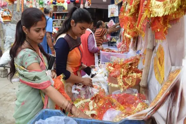 Ambedkar Nagar News: नवरात्र को लेकर बाजारों में उमड़ी भीड़, मिट्टी के कलश की बिक्री में तेजी